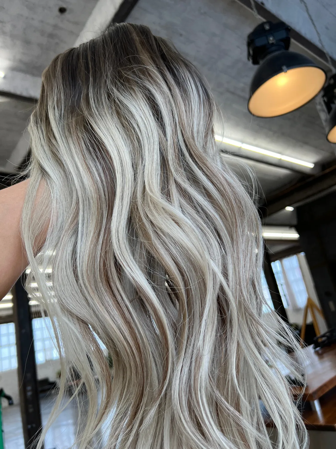 Extraliebe Atelier Qiara Perücke Dark Ice Balayage