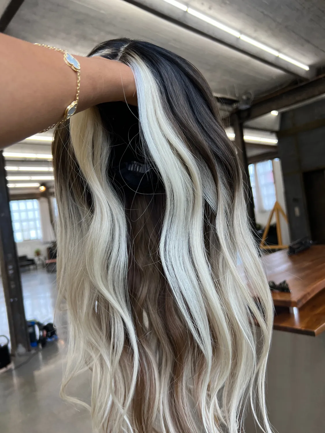 Extraliebe Atelier Qiara Perücke Dark Ice Balayage